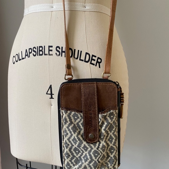 Vaan & Co Crossbody Wallet Bag - Picture 2 of 9